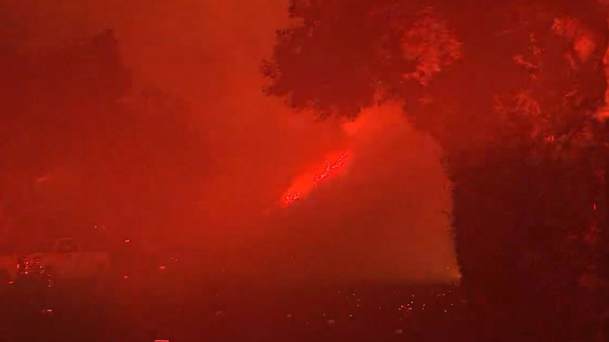 Brush fire burns 200 acres in Eaton Canyon in Hills above Altadena KESQ