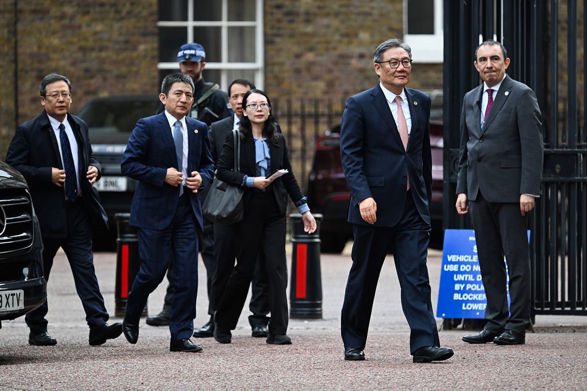 <i>US Treasury Department/Handout/AFP/Getty Images via CNN Newsource</i><br/>US and Chinese officials pose for a photo during trade discussions at Lancaster House in London on June 9.