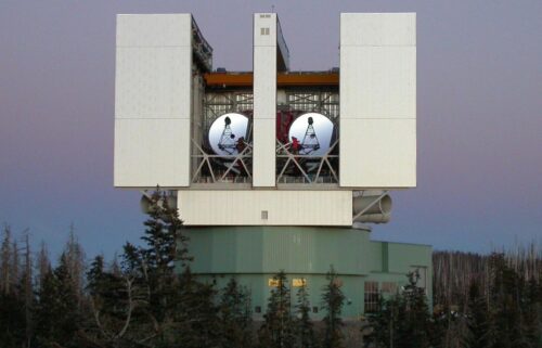 The fossil galaxy KiDS J0842+0059 was observed with the VLT Survey Telescope (left)