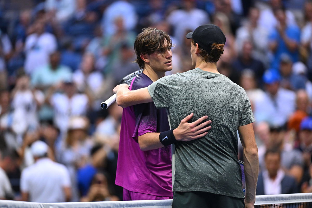 <i>Dubreuil Corinne/Abaca/Sipa via CNN Newsource</i><br/>Jannik Sinner and Draper (in purple) at the end of their semifinal at the 2024 US Open.