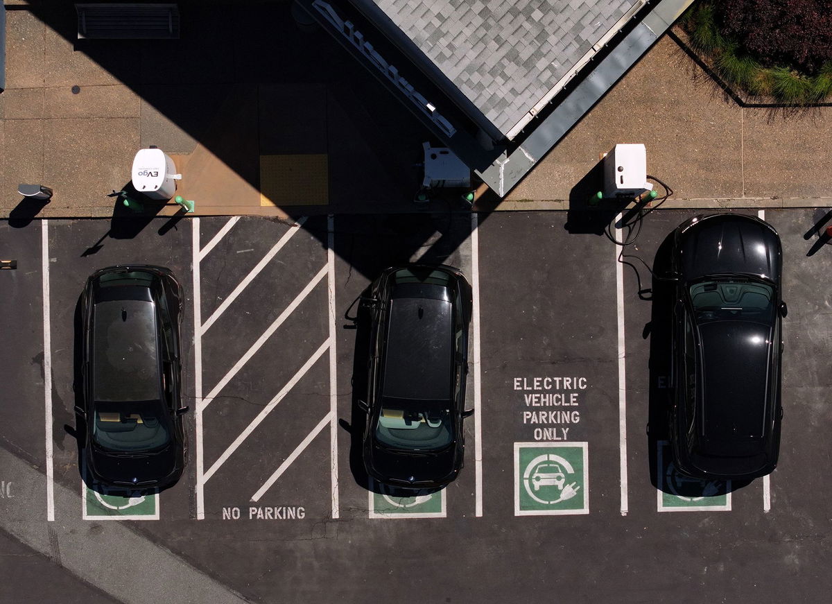 <i>Justin Sullivan/Getty Images via CNN Newsource</i><br/>Electric cars sit parked at a charging station in California.
