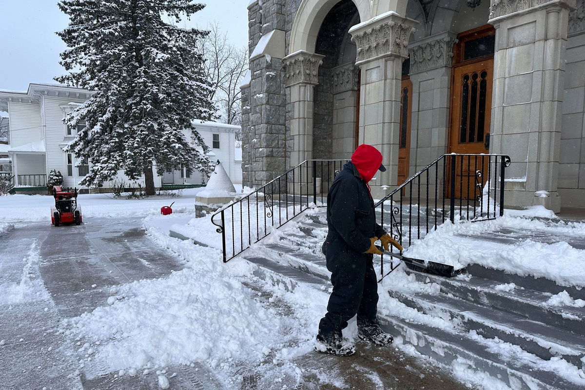 Cross-country winter storm disrupts post-Thanksgiving travel in the Midwest